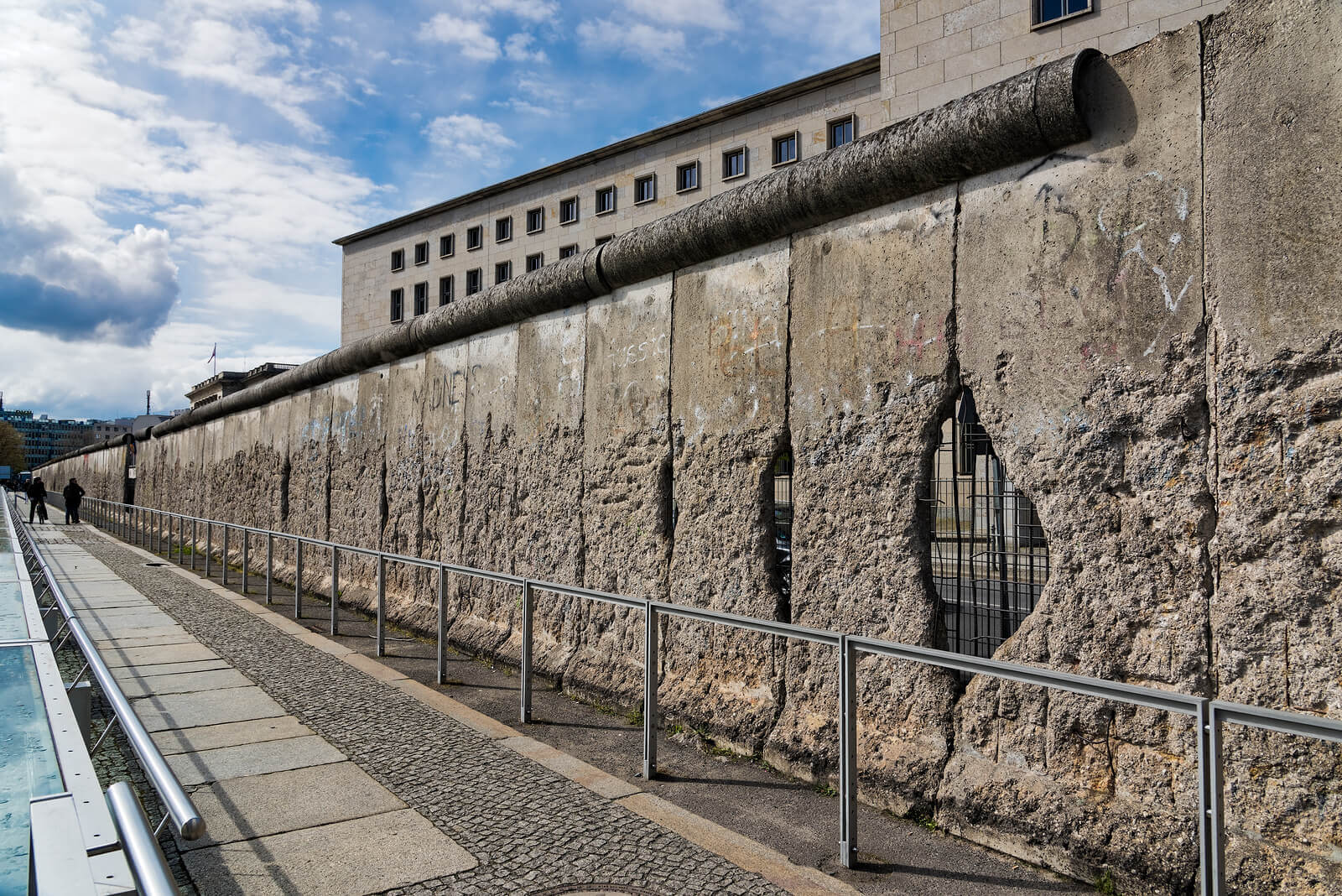 essay on the berlin wall